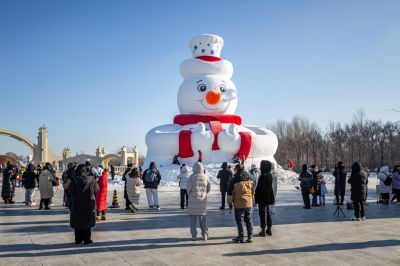 第37届太阳岛雪博会的网红大雪人雪人先生