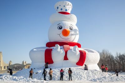 第37届太阳岛雪博会的网红大雪人雪人先生