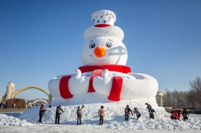 第37届太阳岛雪博会的网红大雪人雪人先生