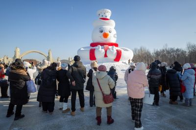 第37届太阳岛雪博会的网红大雪人雪人先生