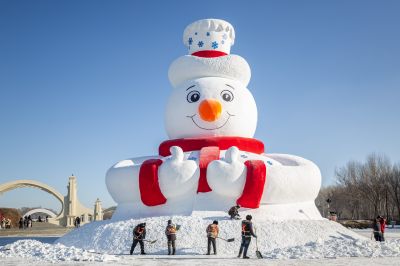 第37届太阳岛雪博会的网红大雪人雪人先生