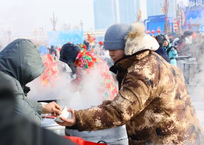 第五届哈尔滨采冰届开幕式市民