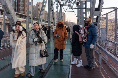 网红桥滨北铁路桥落日游客拍照