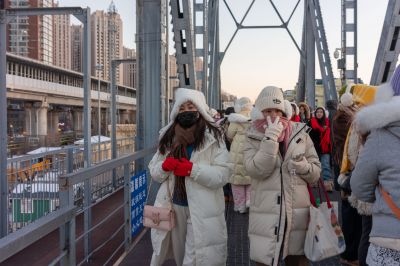 网红桥滨北铁路桥落日游客拍照