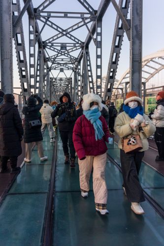 网红桥滨北铁路桥落日游客拍照