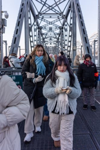 网红桥滨北铁路桥落日游客拍照