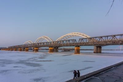 网红桥滨北铁路桥落日游客拍照