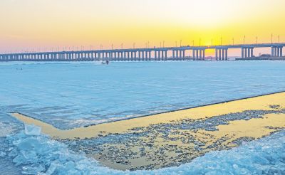松花江一湖三岛上采冰