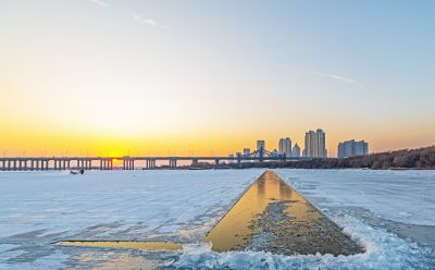 松花江一湖三岛上采冰