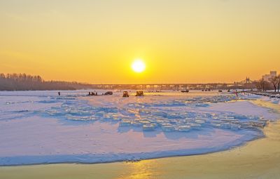 松花江一湖三岛上采冰