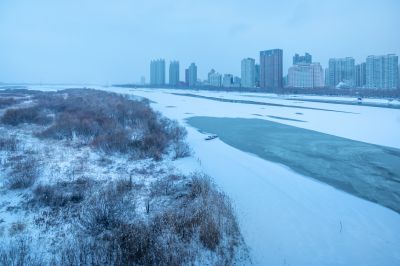 风雪松花江畔