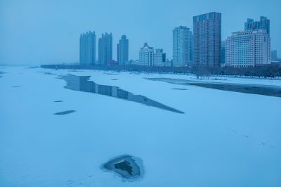 风雪松花江畔