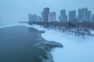 风雪松花江畔