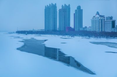 风雪松花江畔