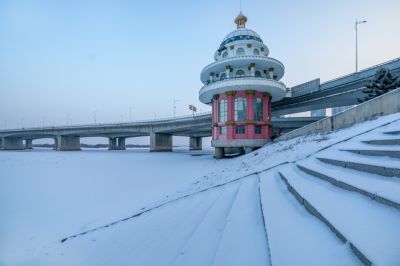 风雪松花江畔