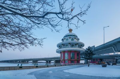 风雪松花江畔