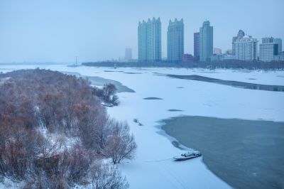 风雪松花江畔