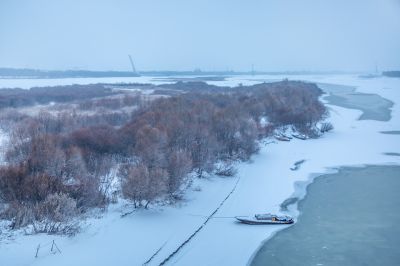 风雪松花江畔