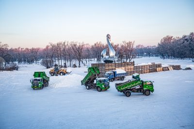 太阳岛雪雕建设中