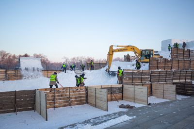 太阳岛雪雕建设中