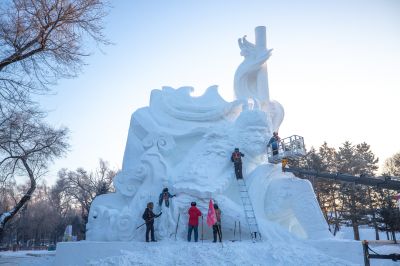 太阳岛雪雕建设中