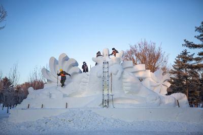 太阳岛雪雕建设中