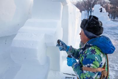 太阳岛雪雕建设中