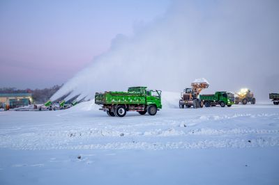 太阳岛造雪运雪忙