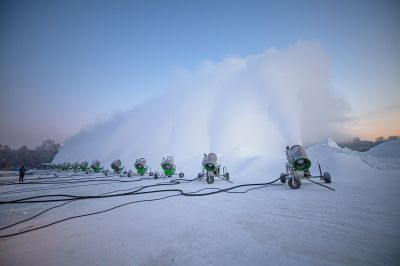太阳岛造雪运雪忙