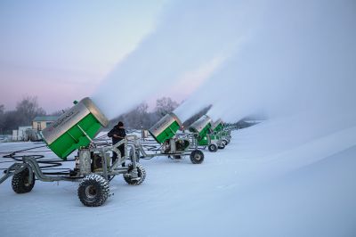 太阳岛造雪运雪忙