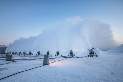 太阳岛造雪运雪忙