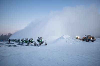 太阳岛造雪运雪忙