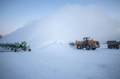 太阳岛造雪运雪忙