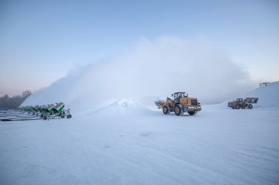 太阳岛造雪运雪忙