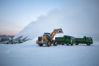 太阳岛造雪运雪忙