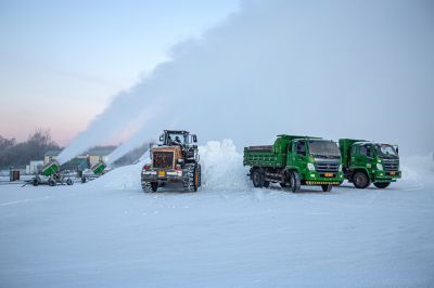 太阳岛造雪运雪忙
