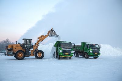 太阳岛造雪运雪忙