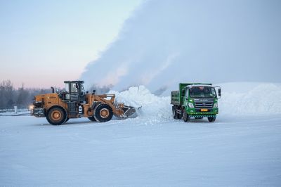 太阳岛造雪运雪忙
