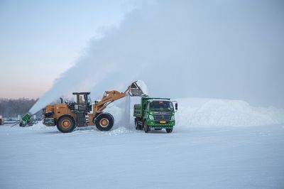 太阳岛造雪运雪忙