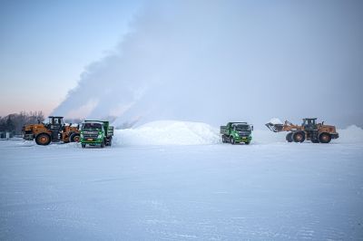 太阳岛造雪运雪忙