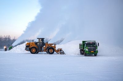 太阳岛造雪运雪忙