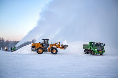 太阳岛造雪运雪忙