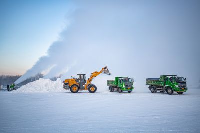 太阳岛造雪运雪忙