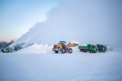 太阳岛造雪运雪忙