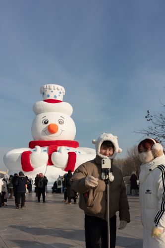 抬眼到大雪人雪人先生打卡点