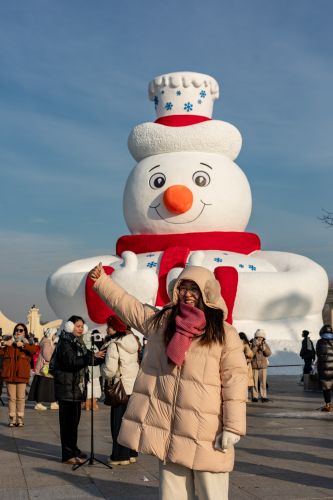 抬眼到大雪人雪人先生打卡点