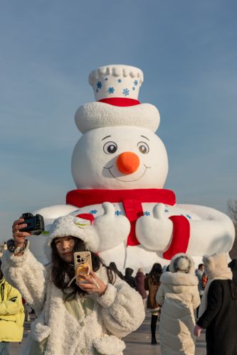 抬眼到大雪人雪人先生打卡点