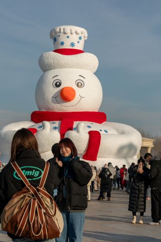 抬眼到大雪人雪人先生打卡点