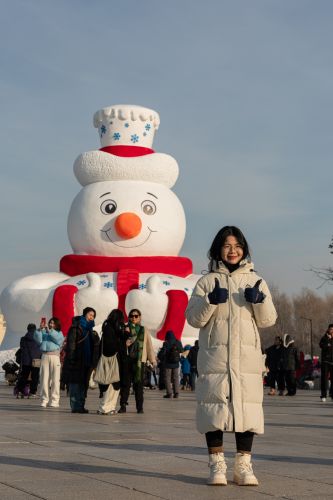 抬眼到大雪人雪人先生打卡点