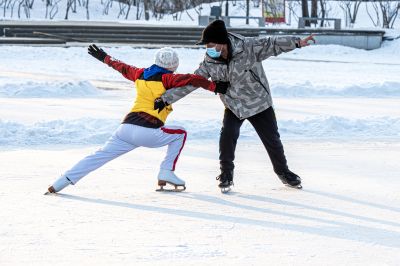 体育公园群众上冰雪 滑冰 与冰雪共舞